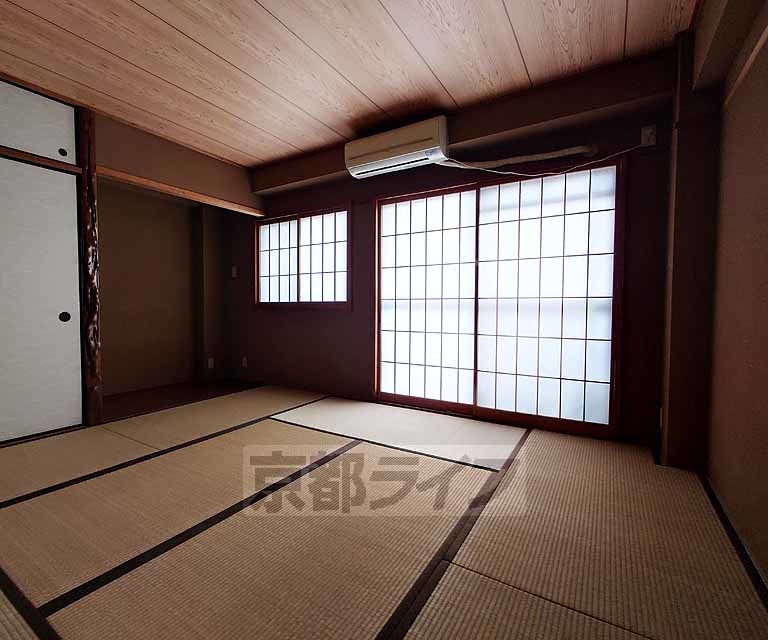 居室・リビング　落ち着いた雰囲気のお部屋です