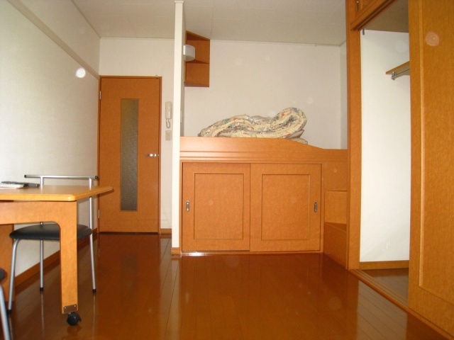 居室・リビング　同物件、別号室のものです。