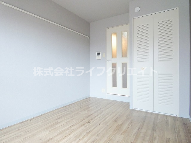 居室・リビング　壁も床もコンクリート入ってます。