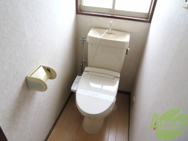 トイレ　お手洗いは温水洗浄付き。これだけは外せません。