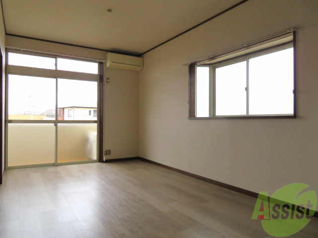 居室・リビング　リビングは広々しており家具の配置もしやすそう。