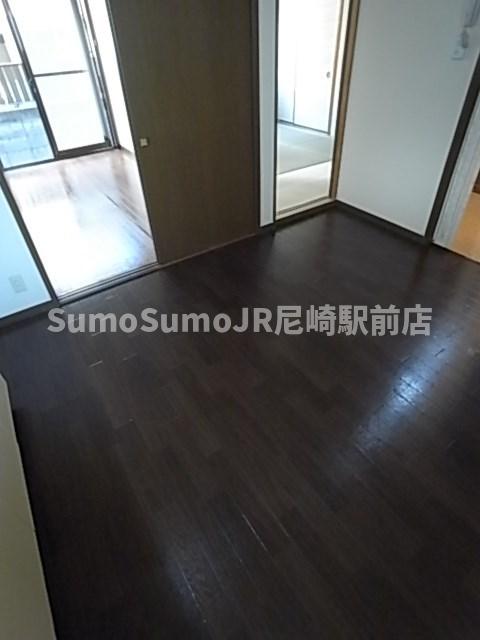 居室・リビング　こちらの居間で趣味の時間をお楽しみください