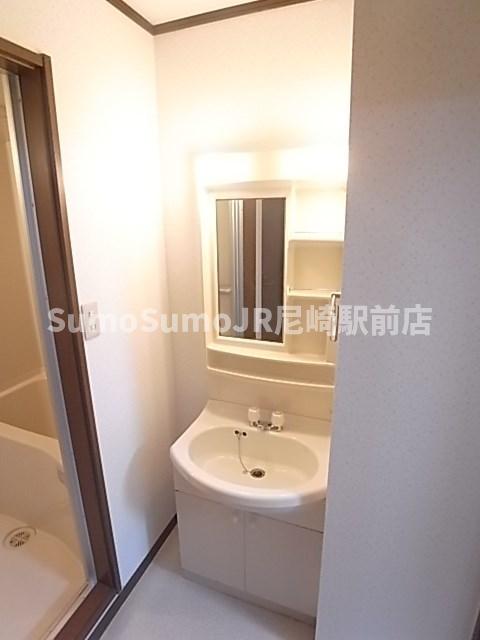 洗面設備　独立洗面台、朝の身支度には欠かせません