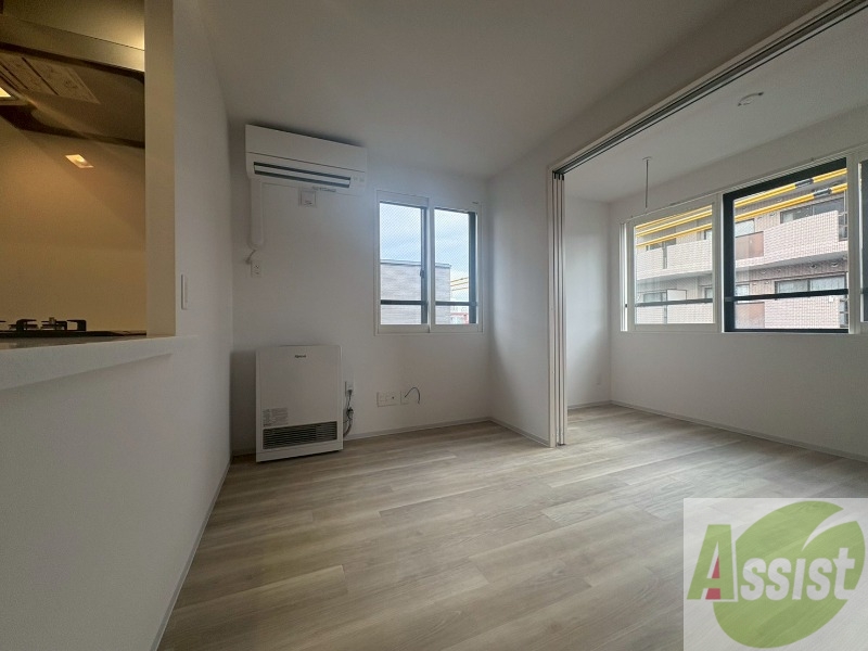 居室・リビング　木目のフローリングは落ち着きのある印象のお部屋になりますね。