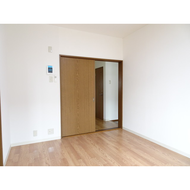 居室・リビング　バルコニー側洋室