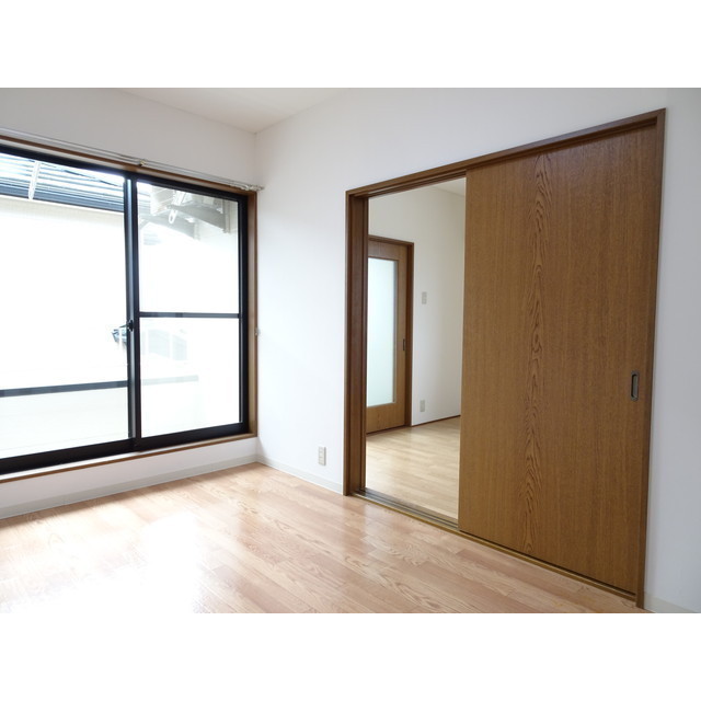 居室・リビング　バルコニー側洋室