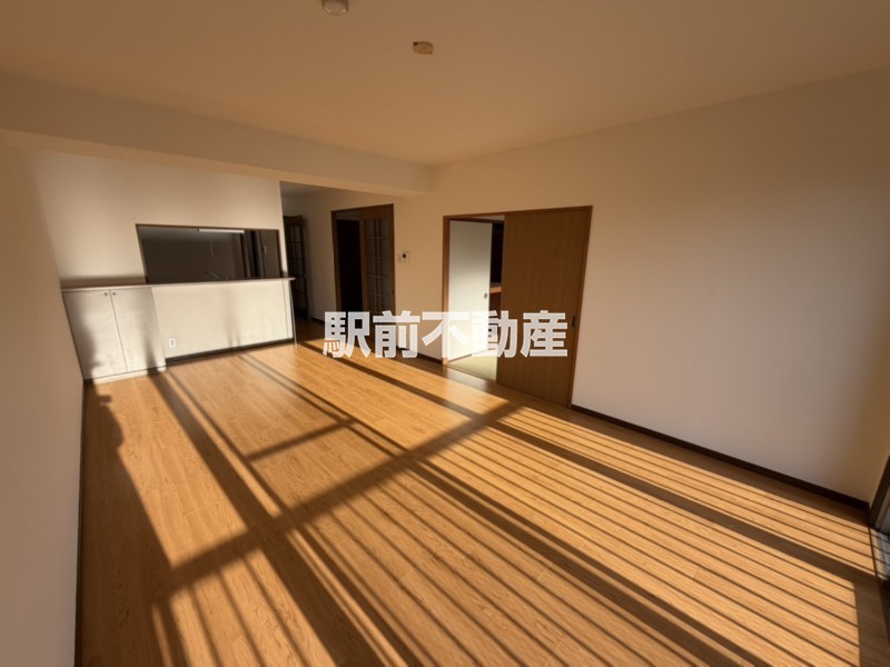 居室・リビング　壁紙全て張替えました！