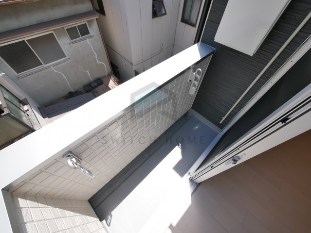 バルコニー　暖かな日差しのふりそそぐバルコニー