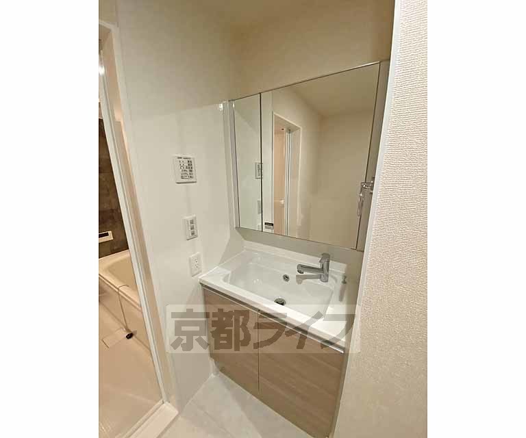 洗面設備　独立シャワー洗面台です。