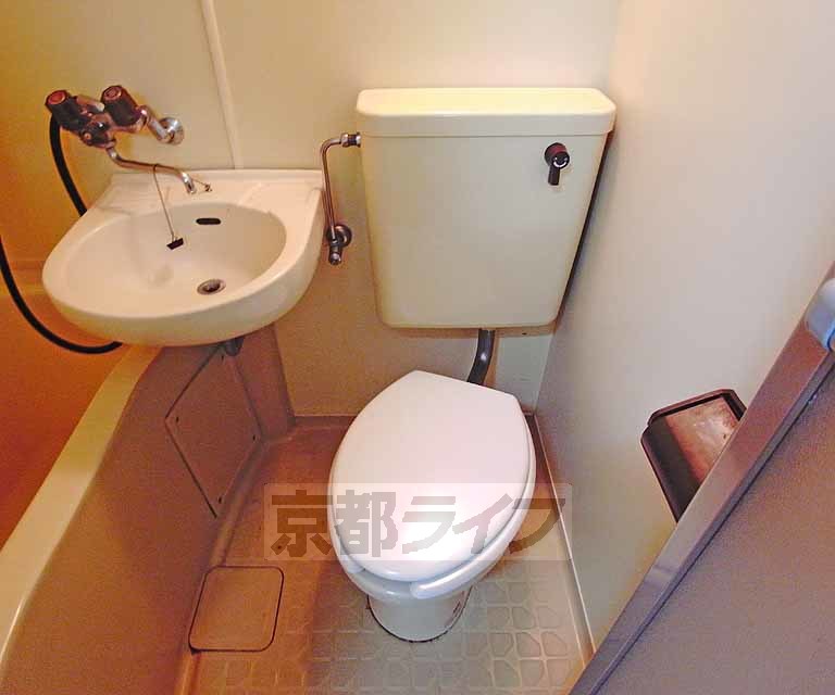 トイレ　ユニットバス型のトイレです。