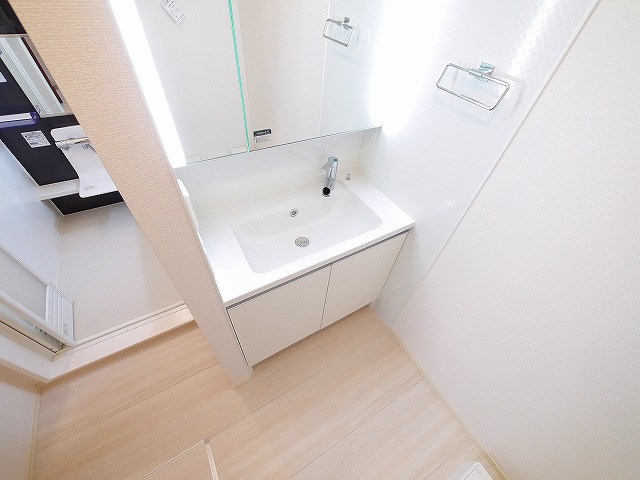 洗面設備　ゆったりとスペースのある洗面所