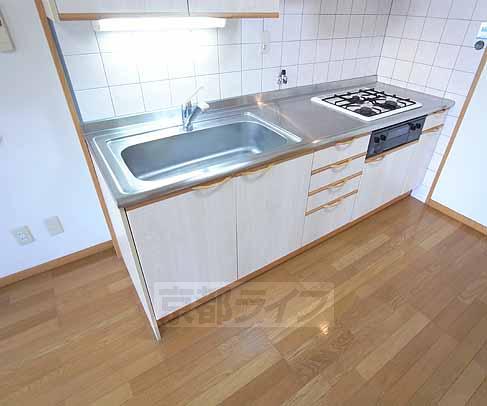 キッチン　三口ガスコンロ＆グリル付きのシステムキッチンです。