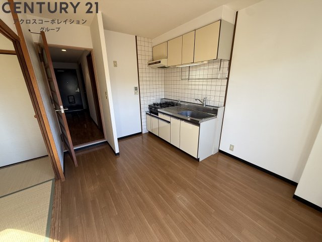 居室・リビング　床色が落ち着いた色合いで、とてもきれいです。