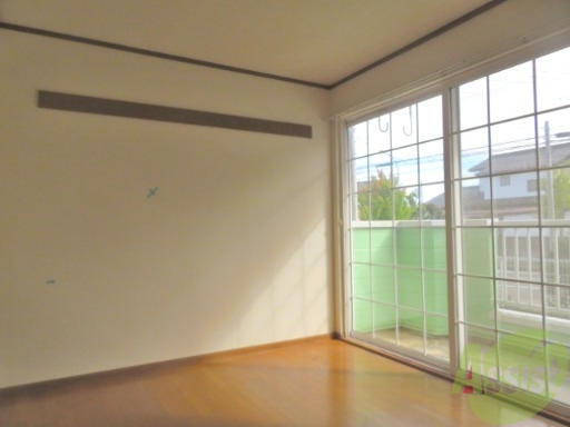 居室・リビング　６．０帖の洋室です。光が多く差し込んでくるお部屋です。