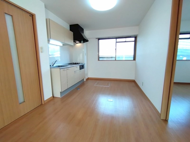 居室・リビング　ダイニングテーブルを置いても良いですね。