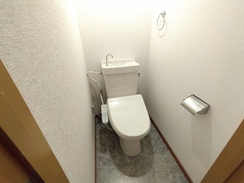 トイレ　温水洗浄便座も付いて清潔なトイレ