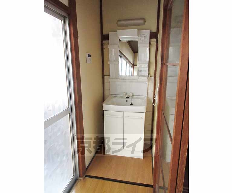 洗面設備　独立洗面台。