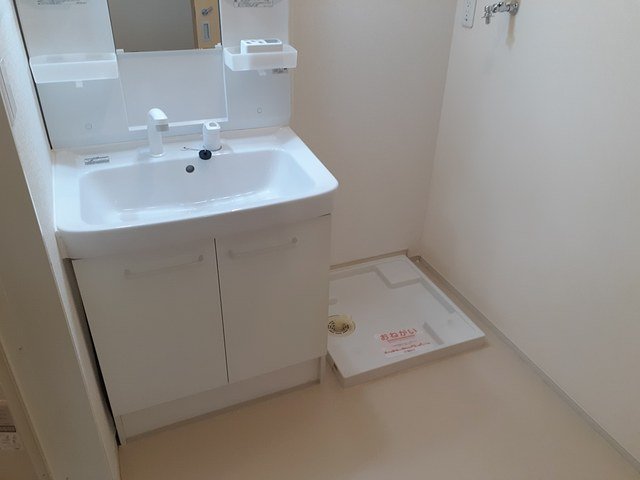 洗面設備　明るい洗面所です