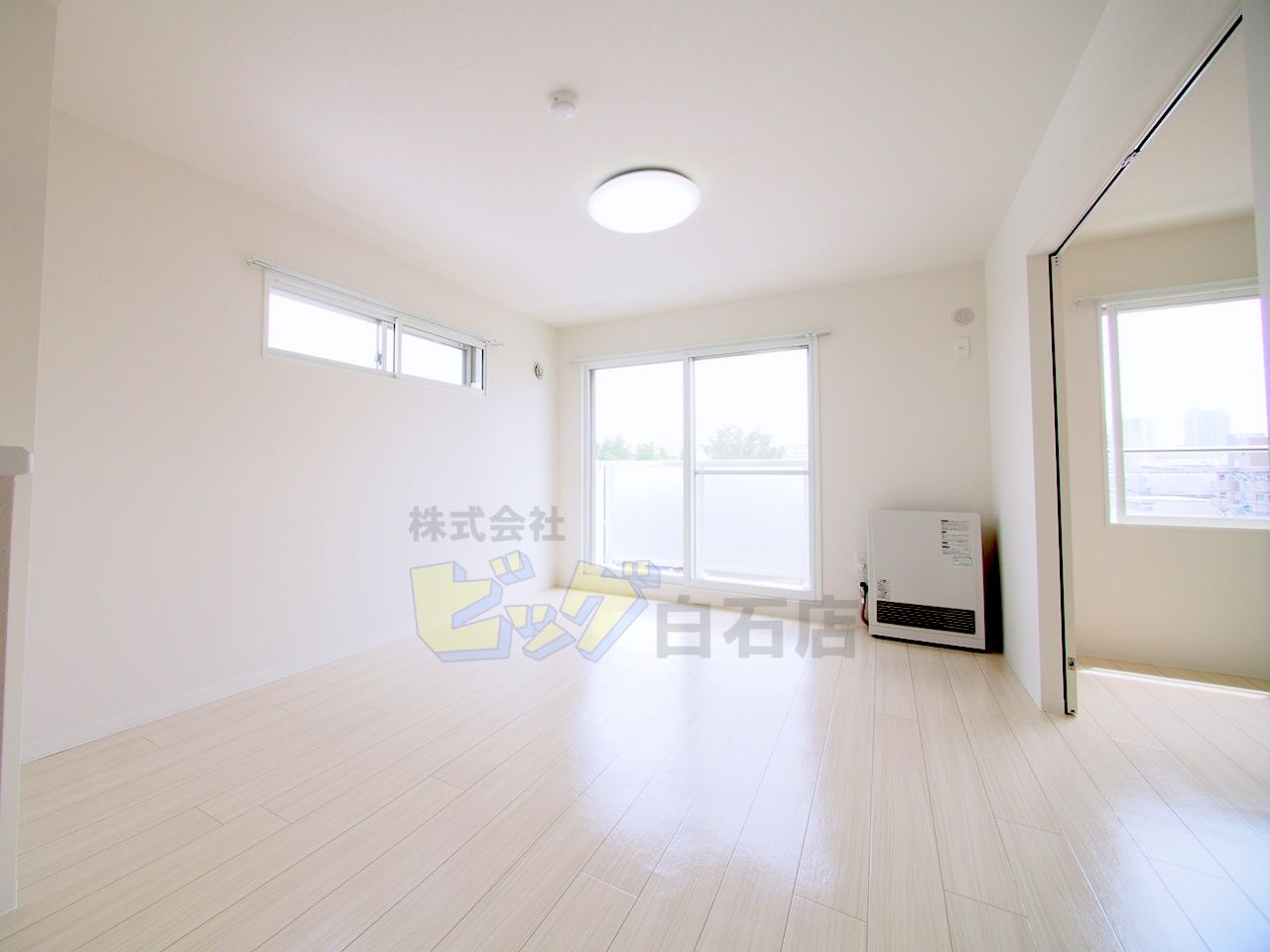 居室・リビング　日当たり良好で明るいリビングです♪