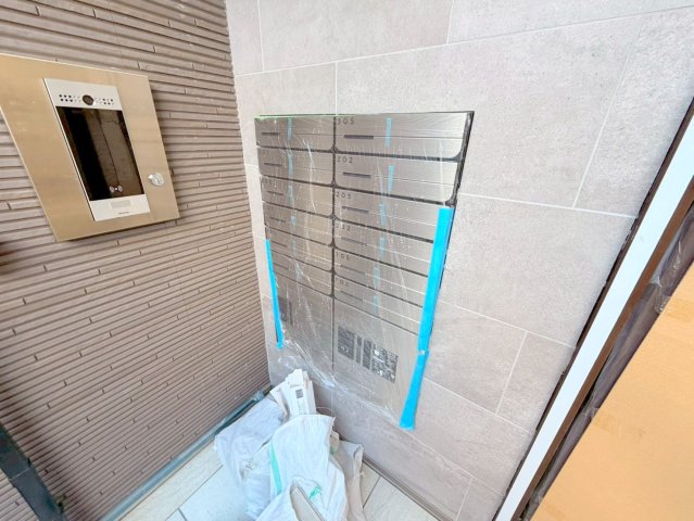 ロビー　ロビーにある各部屋毎のメールボックス。