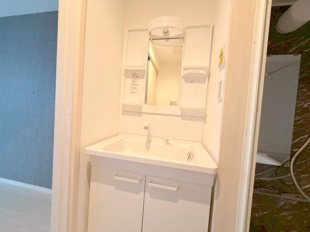 洗面設備　身支度が出来る独立洗面台です。