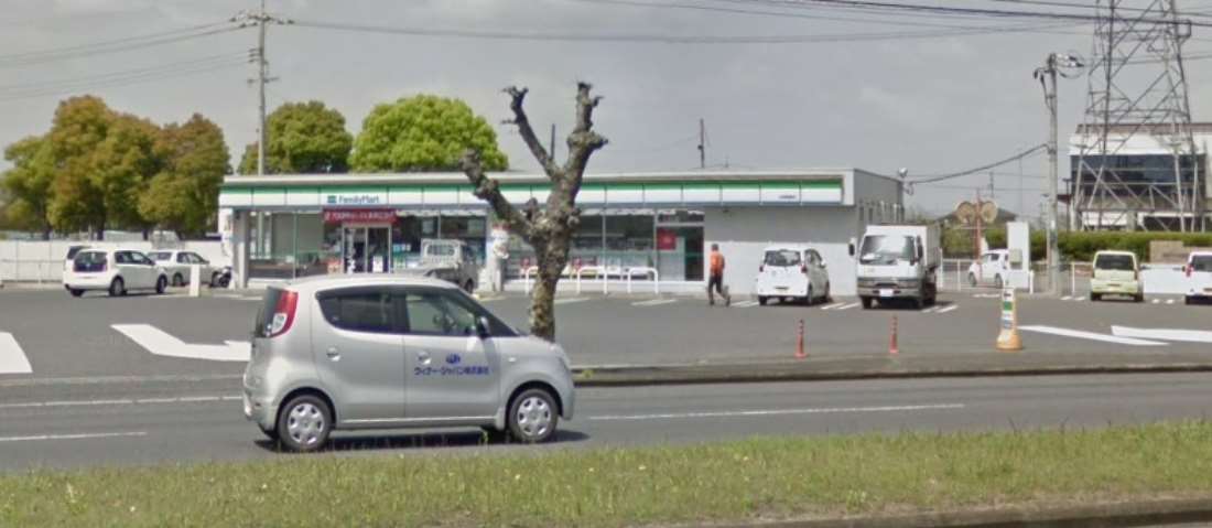 コンビニ　ファミリーマート（コンビニ）まで900m