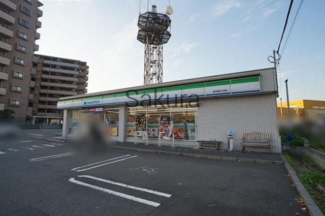 コンビニ　ファミリーマート横浜鶴見元宮店（コンビニ）まで305m
