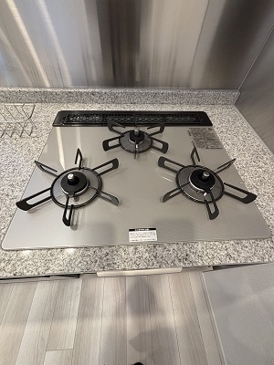 キッチン　３口コンロ