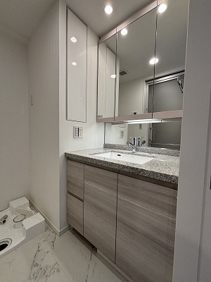 洗面設備　広々とした独立洗面化粧台