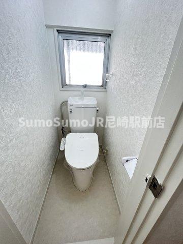 トイレ　落ち着いた色調のトイレです