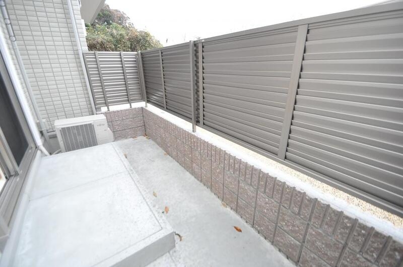 バルコニー　洗濯物もたくさん干せる広さです。一服もできますね