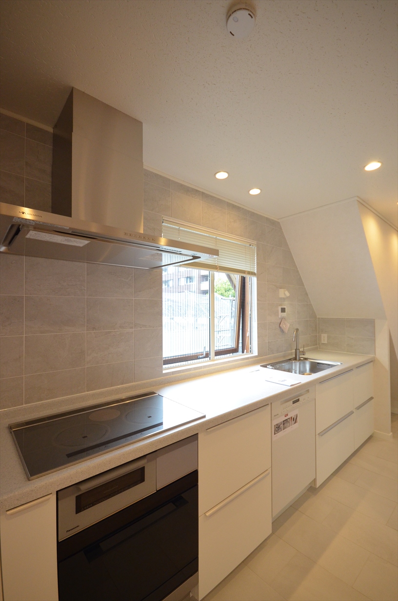 キッチン　大きな窓で明るいキッチン、IHで安全