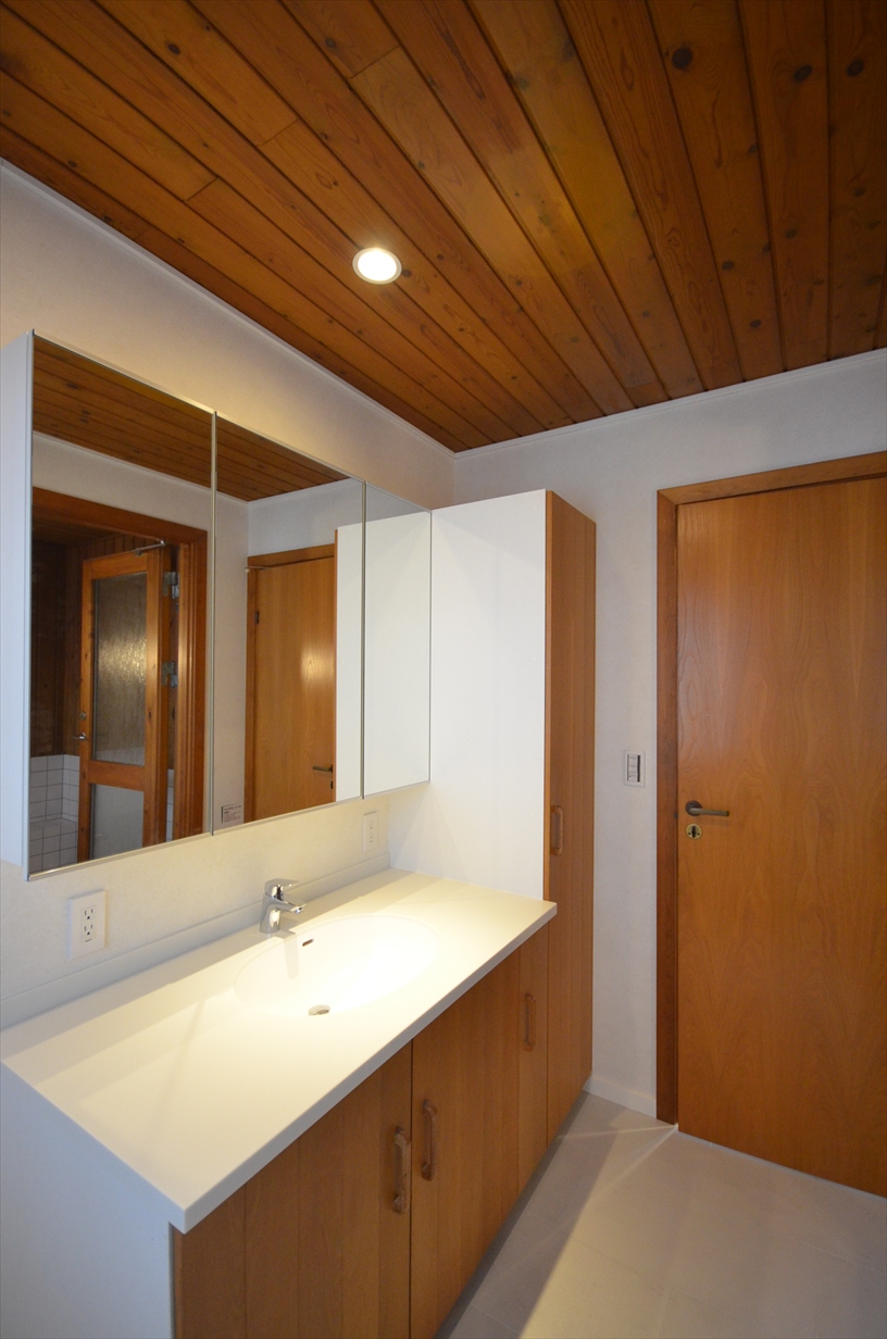 洗面設備　窓付きで明るい洗面所、木目洗面台が魅力