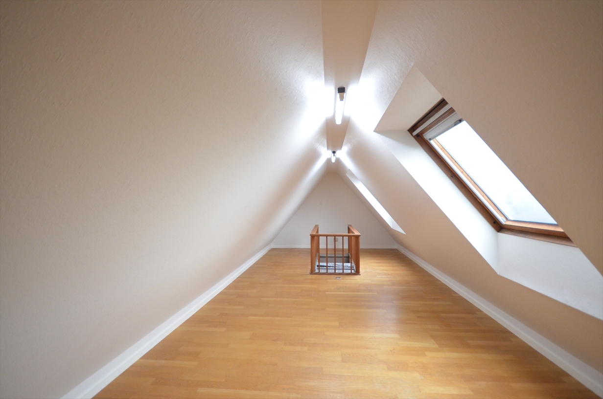 収納　三角屋根が特徴の広いロフトは、隠れ家にぴったり