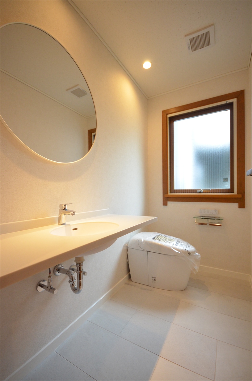 トイレ　広い洗面台付きで、ホテルライクなトイレ空間