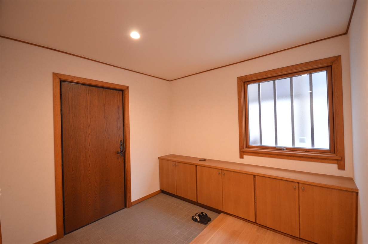 玄関　ゆとりある玄関で、インテリアを活かした温かな迎え入れが可能