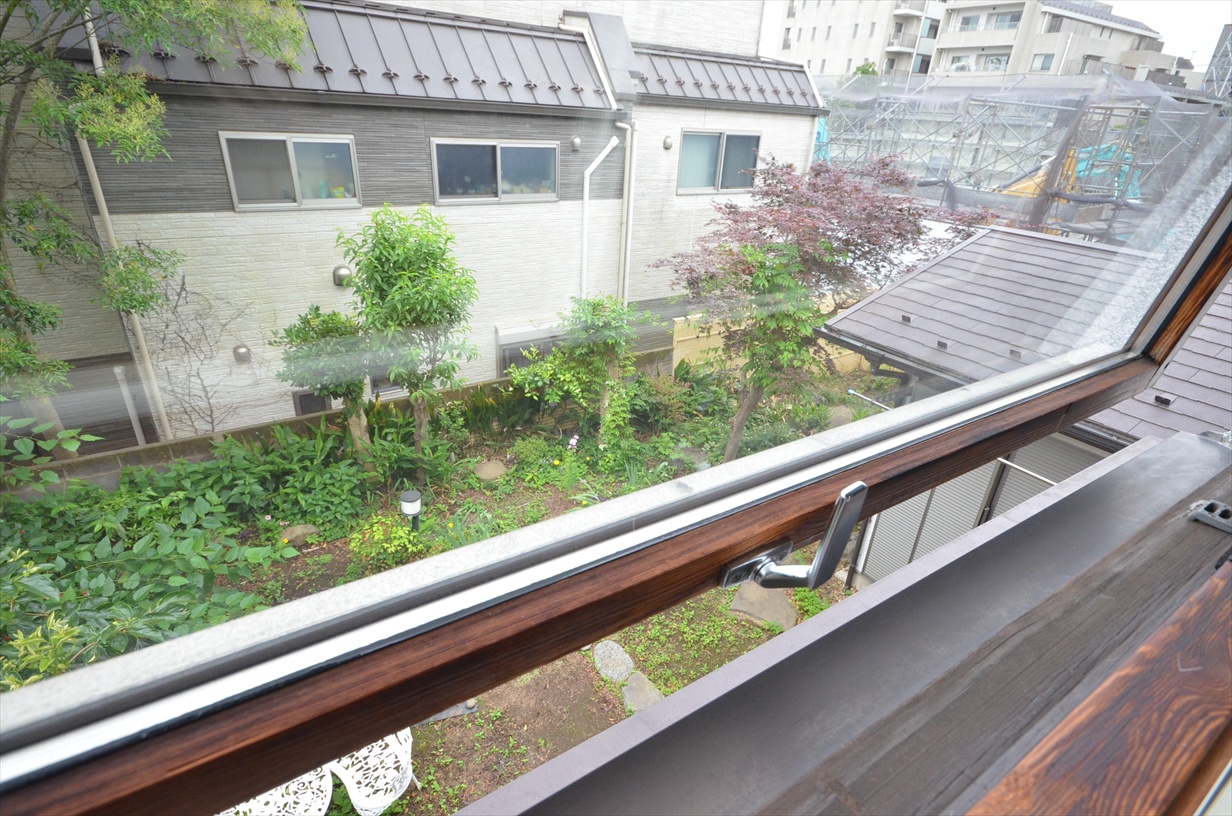 眺望　2階南西側洋室からは、お庭を一望できます