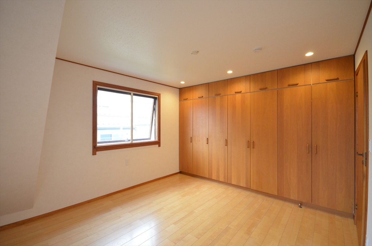 その他部屋・スペース　2面採光で明るい9.0帖の主寝室、収納力抜群のクローゼット付