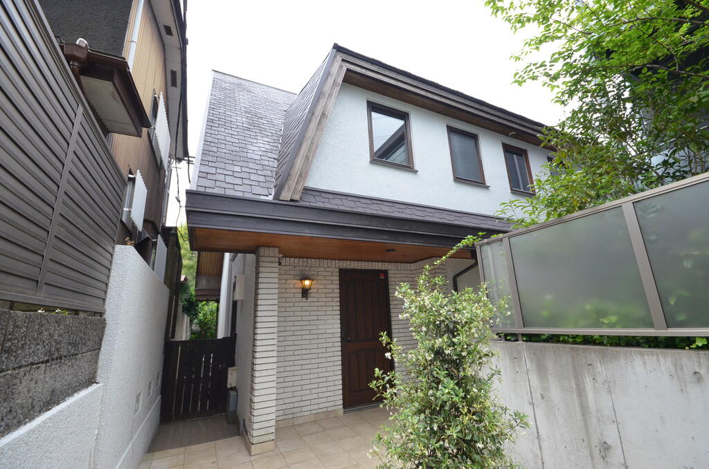 建物外観　かわいい窓が特徴のスウェーデンハウス仕様です