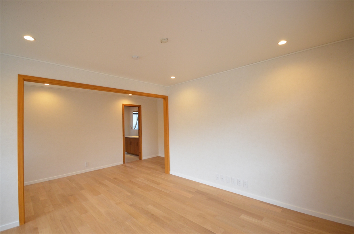 居室・リビング　リフォーム済みで、明るい色合いのリビングダイニングが魅力です