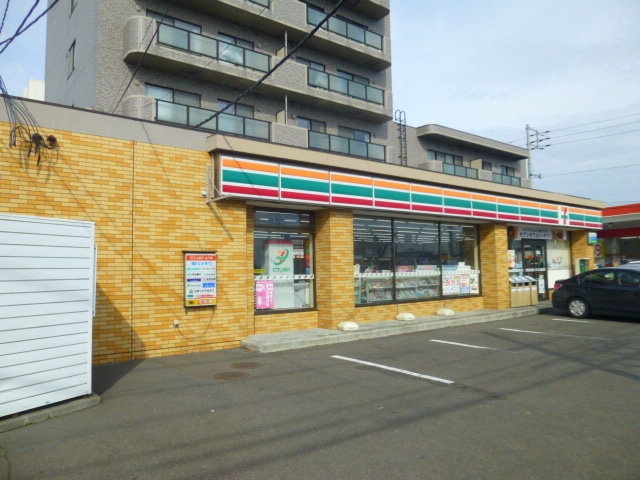コンビニ　セブンイレブン（コンビニ）まで679m