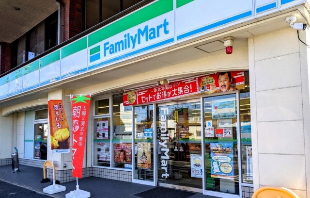 コンビニ　ファミリーマート　栗東中学校前店（コンビニ）まで635m