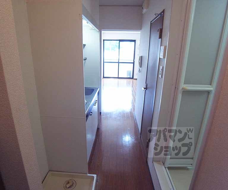 その他部屋・スペース　玄関から室内を見ると…