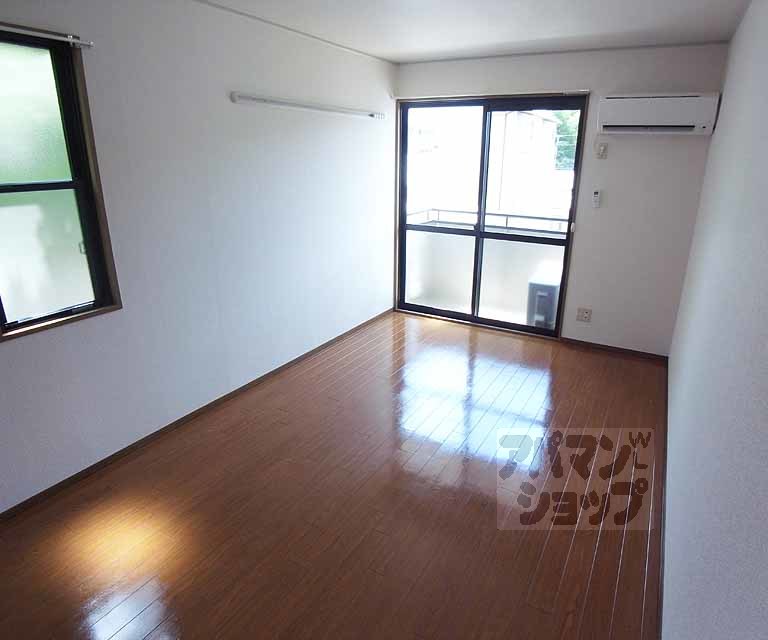 居室・リビング　南向きベランダで光もしっかり入ってきます！