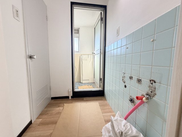 洗面設備　工事中　新品の洗面台が入ります。