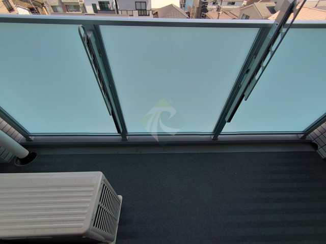 バルコニー　上層階のお部屋の写真になります。