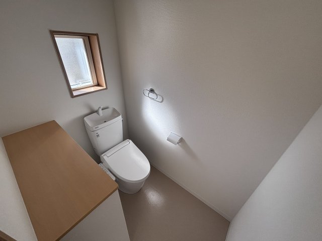 トイレ　カウンター付きトイレで小物置きとしてもお使い頂けます