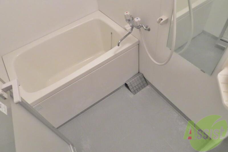 バス・シャワールーム　お風呂はシャワー付き、鏡付きで広さも中々。