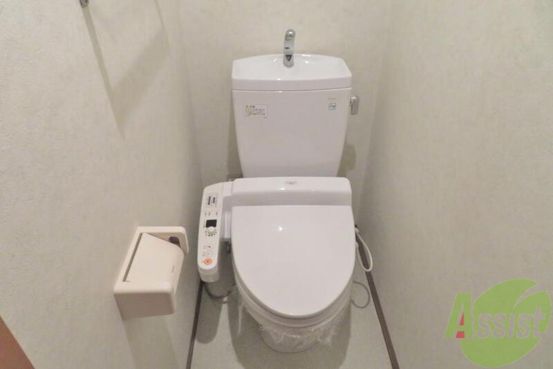 トイレ　トイレには温水洗浄付きで程よい広さもグッド。