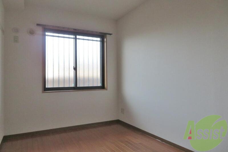 その他部屋・スペース　寝室にも窓がありますので空気がこもることもなさそうです。